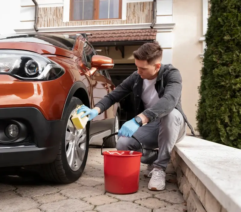 Lavage auto à domicile Cormeilles-en-Vexin : professionnel intervenant sur un véhicule